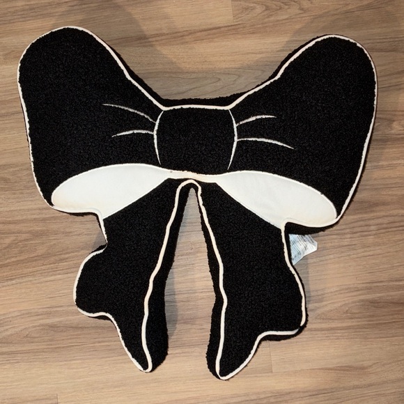 3D Black and White Bow Pillow - Picture 2 of 4